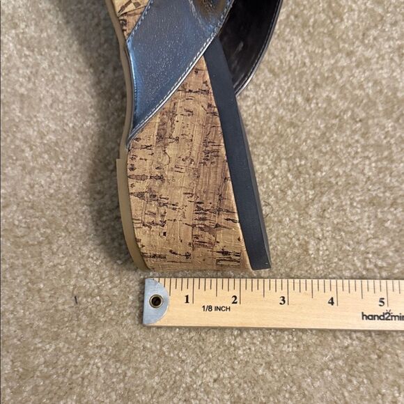 Kenneth Cole Reaction Metallic Embellished Sandals. So 9M - Picture 9 of 11
